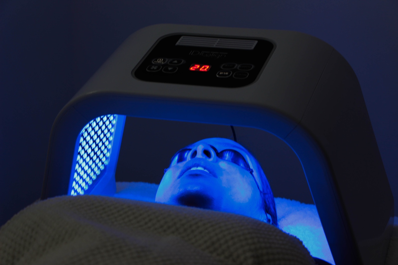 Mascarilla LED de luz azul durante un tratamiento facial