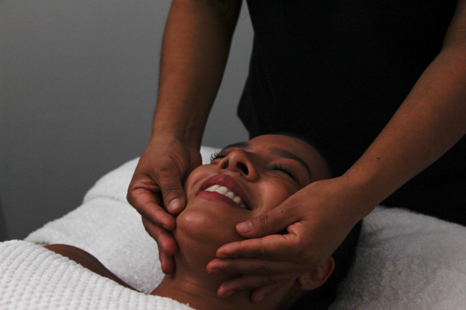 Masaje facial reafirmante en Corporea